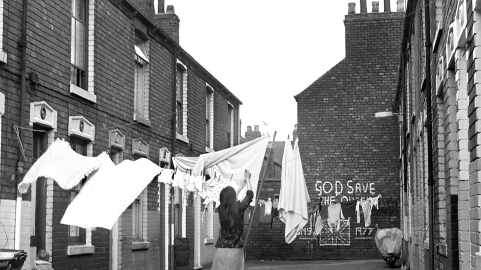 012 212m washing woman kids in derwent avenue westbourne str 27 march 1978 by alec gill