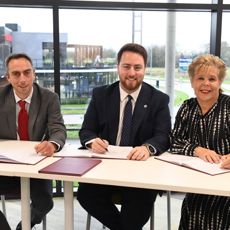 Minister And Council Leaders Sign Devolution Deal For Hull And East Yorkshire
