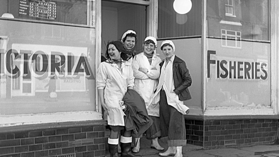 031 207g Four Marr Fish Factory Girls Victoria Fisheries F C Shop 21 March 1978 By Alec Gil