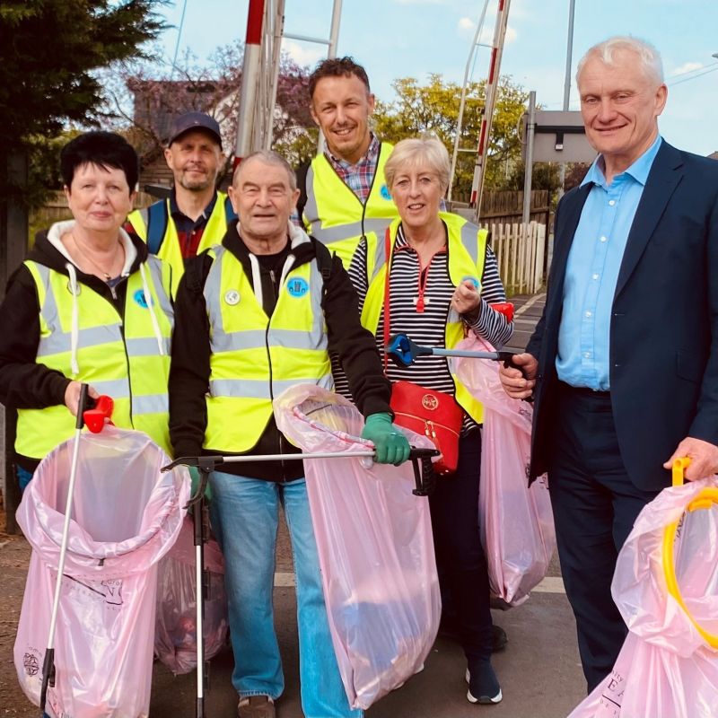 Graham-Stuart-MP-Litter-Picking-with-the-Beverley-Wombles-1a.jpg