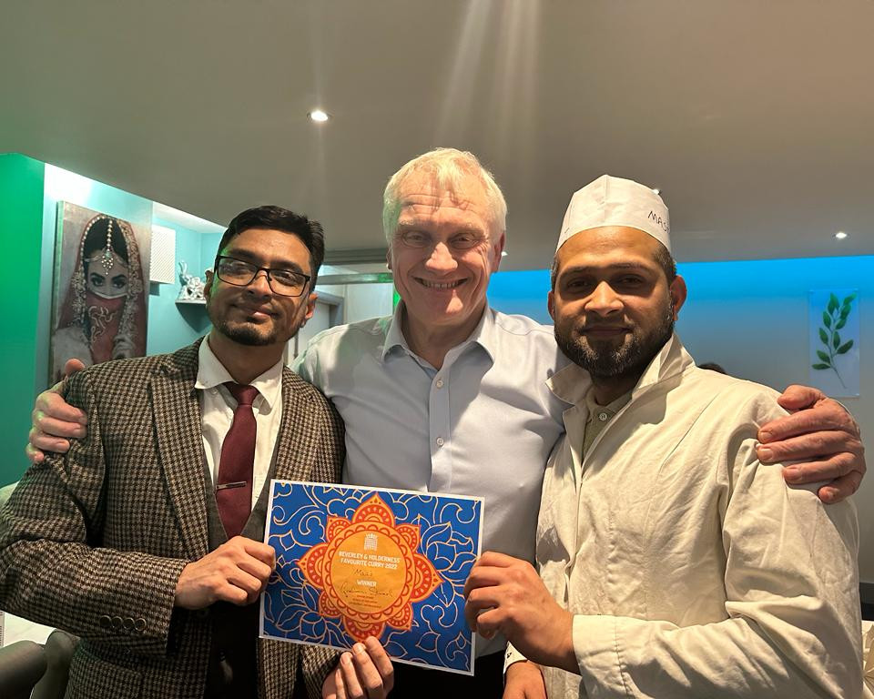 Graham Stuart Mp Congratulating Mohammed Saif At Maa Indian Restaurant 1